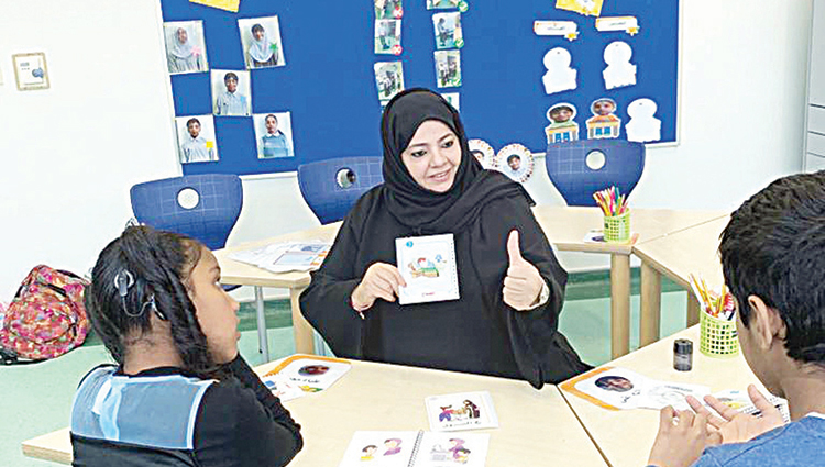 بدرية الجابر خلال تعليم لغة الإشارة 
