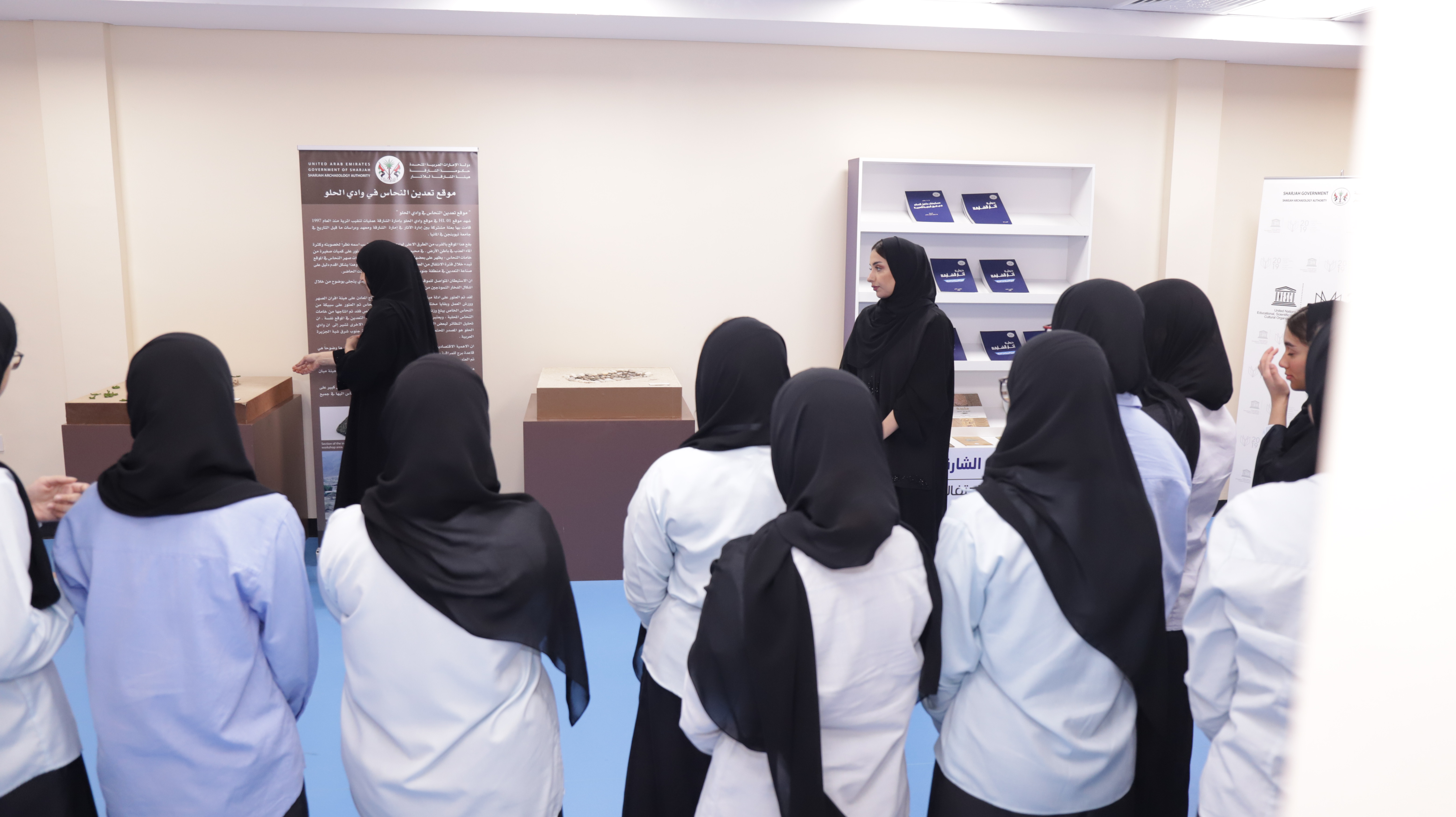 "الشارقة للآثار" تنظم معرضا توعويا في مدارس الإمارة