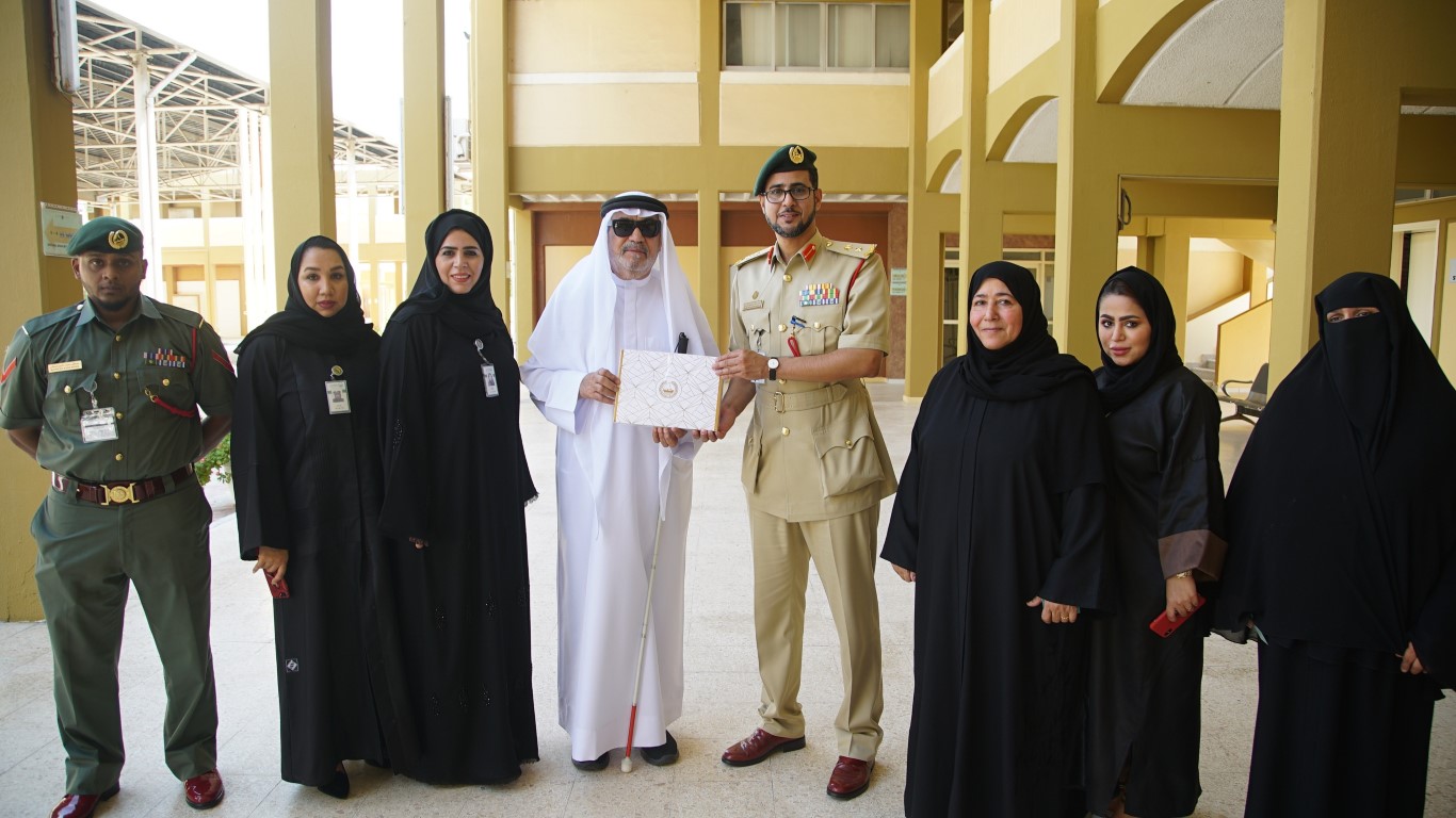 شرطة دبي تكرم أول معلم كفيف في الدولة